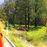 Pri trdnjavi Kluže sta prevračanje z avtom pod cesto včeraj 
brez hujših poškodb preživela mlada Nemka in Nemec.