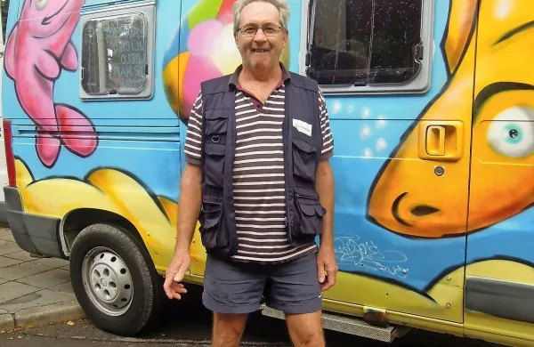 Marko Magštajner skrbi, da mladi dobijo sveže sadje z 
domačega vrta in sosedsko prijaznost.