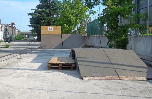 Pred tovarno Inde so postavili nekaj objektov in tako naredili 
skate park z  različnimi poligoni.