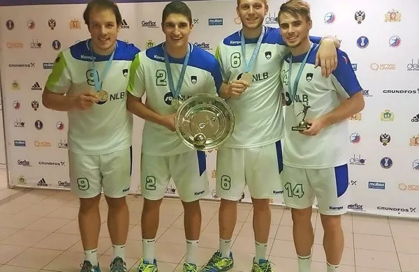 Z leve so srebrni Koprčani Grega Krečič, Jaka Moljk, Aleks 
Vlah in Tilen Sokolič. Tilen ima v rokah tudi pokal za najboljše 
levo krilo kadetskega svetovnega prvenstva. 