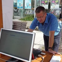 Simon Indihar: “Postopki za elektronsko 
naročanje na pregled k specialistom v sklopu 
projekta eZdravje so zelo preprosti in z njimi 
večina bolnikov ne bi smela imeti težav. Še vedno 
pa bodo lahko to, v dogovoru z njimi in zanje, 
opravili zdravniki in medicinske sestre v 
ambulantah.” 