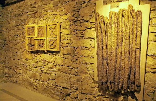 Obiskovalci laže začutijo umetniška dela, razstavljena na 
kamnitih stenah. 