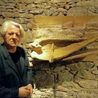 Mirsad Begić je tokrat segel po  starem lesu, vrečevini in 
papirju. 