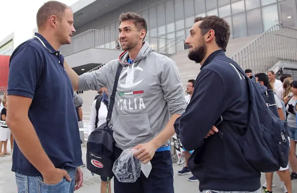 Nekdanji znanci na igriščih, vsi trije z izkušnjami iz lige NBA - 
(z leve) generalni sekretar KZS Rašo Nesterović in Italijana 
Andrea Bargnani in Marco Belinelli.