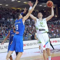 Uroš Slokar (pokriva ga Andrea Bargnani) je v prestižni tekmi 
z Italijo odločil zmagovalca.