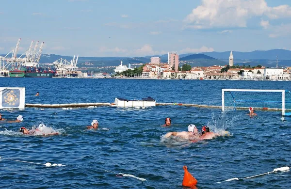 Vaterpolisti so se iz bazena preselili v morje.
