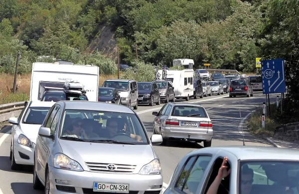 Župani občin Koper, Izola in Piran  so včeraj na ministrstvo za 
infrastrukturo poslali pobudo za proučitev predloga alternativne rešitve cestne povezave med Koprom in Dragonjo, so 
sporočili s koprske občine.