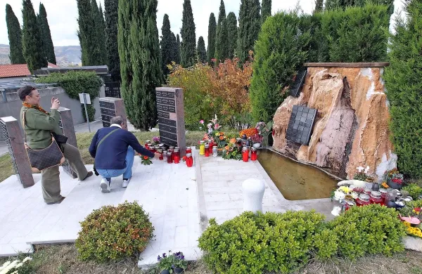 Pred leti so na koprskem pokopališču uredili spominsko 
obeležje, kjer na željo svojcev postavijo ploščico z imenom 
pokojnega, čigar pepel so raztrosili v morje. 
