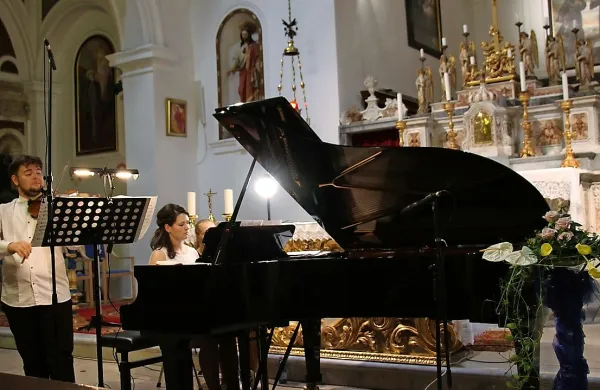 Violinist Karol Daniš in pianistka Magdalena Ondičeva bi 
zaigrala tudi Tartinija, če bi pravočasno izvedela za nastop v 
Piranu.