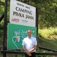 “Stacionarnega turizma ne more narediti en turistični subjekt, temveč vsi skupaj, ki vidijo 
skupni cilj,” razmišlja direktor kampa Pivka jama Peter Kranjec.