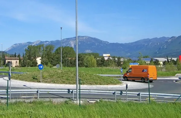 Bo v krožišču, za videz katerega ne najdejo lepe besede, voz s sodoma?