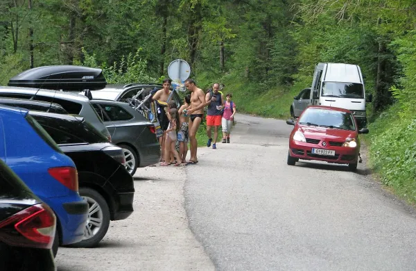 Ko je velika gneča, prehod po ozki cesti v dolino Lepene 
skoraj ni možen. 