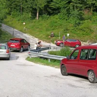 Vožnjo  v dolino Lepene že po prvih metrih ovirajo   ozki ovinki, 
kjer si na mostu ljudje ogledujejo  čarobna Velika korita.  
