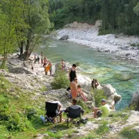 Na vstopnem mestu parkirajo tudi turisti, ki se  hladijo v  
Soči. 