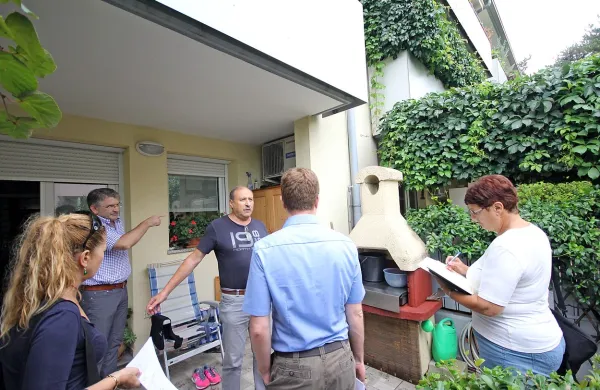 Izvedenka je včeraj pregledovala stanovanja v družbi predstavnikov stanovanjskega sklada, lastnikov stanovanj in 
direktorja družbe Stan-ing Antona Kosmačina. 