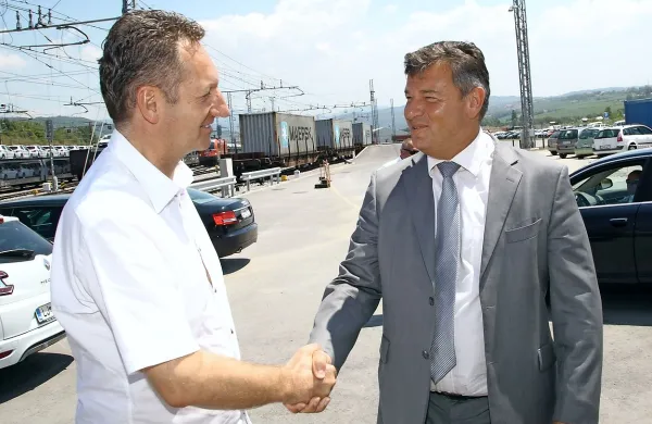 Župani Kopra, Izole in Pirana pa so pred dnevi pobudo za 
preučitev omenjene rešitve naslovili tudi na infrastrukturnega 
ministra Petra Gašperšiča. 