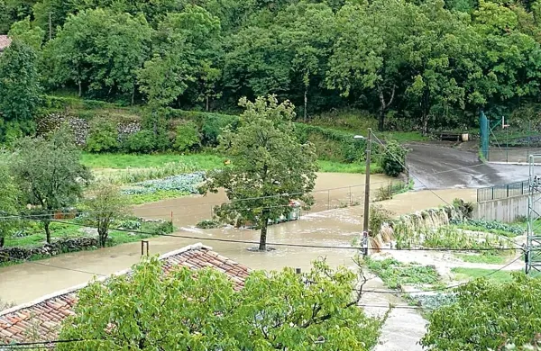 Nad Rakitovcem se je včeraj zgodaj popoldne “utrgal 
oblak”