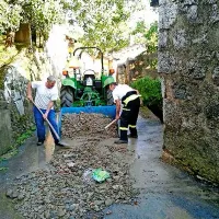 Voda je zalila hiše, ulice in hleve.