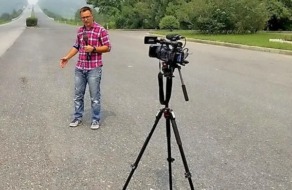 S skupino Laibach je na odmevno turnejo v Severno Korejo 
odpotoval tudi novinar Pop TV Jure Tepina.