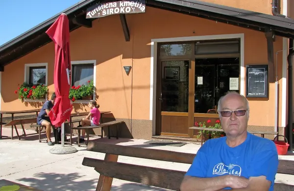 Bernarda in Julijan Bevk s turistične kmetije Široko deževnico 
prečiščujeta z UV svetilko, na svoje stroške nosita vodo na 
analize, redno čistita vodnjak. Julijan v premislek omenja 
vrtanje vrtine, ker naj bi obstajala velika verjetnost podzemne 
vode.
