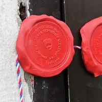 Pečate sedaj odpravljajo lastniki