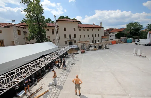 Občina namerava univerzi oddati tudi atrij dvorca Lanthieri, kar so svetniki junija zavrnili. Varovalke, da bo res ves čas odprt 
za javnost, so, danes pa se bodo v Vipavi odločali, ali so dovolj močne. 
