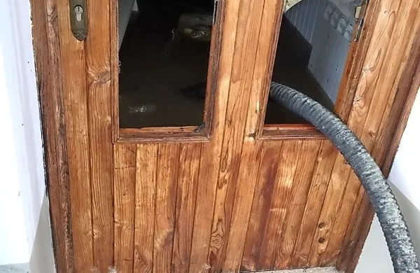 Zaradi pritiska vode niso mogli odpreti vrat, zato so razbili šipe, da je voda odtekla. 