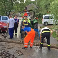 Domačini, gasilci in predstavniki civilne zaščite so po nalivu hitro poprijeli za orodje in začeli odstranjevati material, ki ga je prinesla povodenj. 