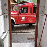 Na stenah, kjer je ostala umazanija, ki jo je prinesla voda, je videti, kako visoko je segala - 1,65 metra. 