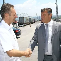 Koprski župan Boris Popovič (levo) pravi, da do 15. septembra ne bo komentiral dela in odločitve ministra za 
infrastrukturo Petra Gašperšiča (desno).