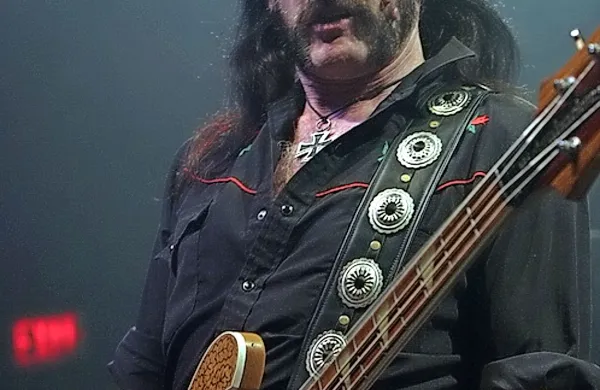Frontman skupine Motörhead Lemmy pravi, da bo z nastopi 
s skupino nadaljeval, “dokler bom lahko hodil nekaj metrov od 
zadnjega do sprednjega dela  odra brez palice. Ali celo, če 
bom moral uporabljati palico.”