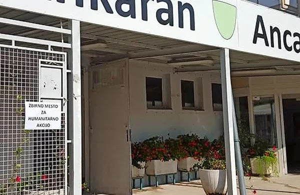 V večnamenskem prostoru v središču Ankarana zbirajo 
humanitarno pomoč za begunce.