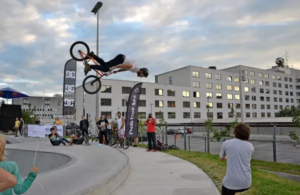 Tudi mojstrsko izvedeni triki na rolki ali bmx-u so sestavni del 
urbane kulture. 