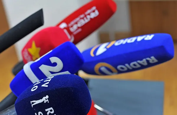 Zakonodaja in etični standardi ne zavezujejo le novinarjev, 
ampak vse tiste, ki javno izražajo svoja mnenja, opozarjajo v 
Društvu novinarjev Slovenije.