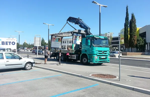 Včeraj so odpeljali tudi izposojevalnico, ki je stala ob parkirišču pri koprskem stadionu.