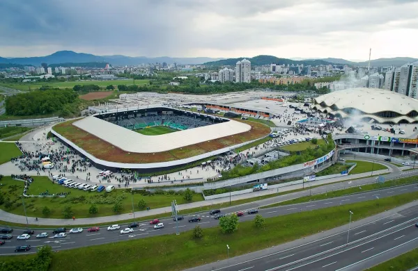 Košarkarji Slovenije so v prijateljskem srečanju v Stožicah 
včeraj izgubili s Srbijo s 70:79.