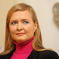 Vasilka Sancin: “V konkretnem 
primeru  ni prišlo do tako bistvene 
kršitve pogodbe, da njeno nadaljnjo 
izpolnjevanje ne bi bilo več možno.”