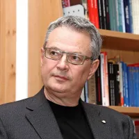 Marko Pavliha: “Stranke v postopku 
lahko dokument v spis predložijo le 
neposredno in ni mogoče, da bi ga 
kar tako priložil eden od arbitrov.”