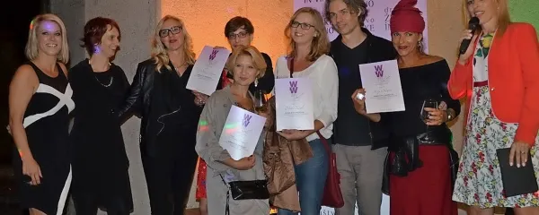 “Brike” iz Ene žlahtne štorije so prejele priznanje za promocijo Brd. “V šestih 
letih ni bilo vino nikoli tako promovirano, kot s to slovensko vinsko zgodbo,” 
je odločitev utemeljila vodja projekta Ženske in vino Petra Rutar (levo).   