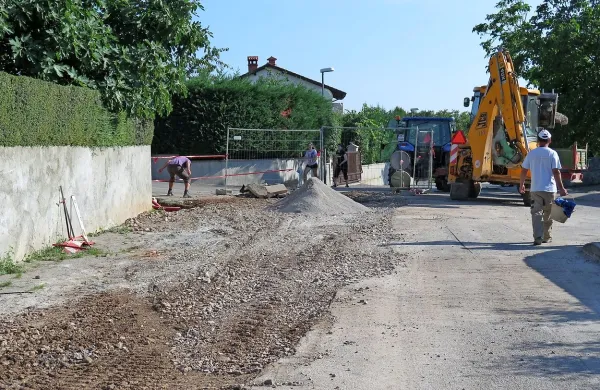 Občina Sežana je že slovesno odprla zaključek gradbenih del 
v Stari vasi, čeprav je delovišče še kako živo.   Prebivalci se 
posmejijo: “Saj vemo, da je občinski praznik, nekaj je treba 
pokazati.” 