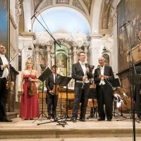 Tartinijeva violina - v rokah jo drži  Lucio Degani (levo) -  na otvoritvenem koncertu. 

