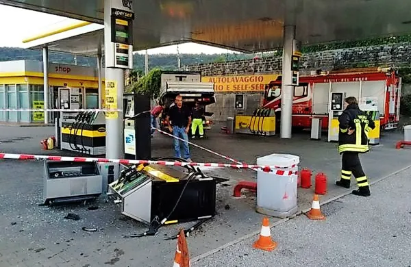 V noči na soboto je bila tarča nepridipravov bencinska 
črpalka Agip v Ulici Forlanini v Trstu, natančneje avtomat za 
samopostrežni točilni servis za gorivo.