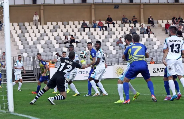 Za drevišnji primorski derbi naj bi po napovedih tudi gledalci 
bolj popolnili tribune stadiona na Bonifiki kot pred enajstimi 
meseci, ko je Koper prvenstveno tekmo dobil z 1:0.