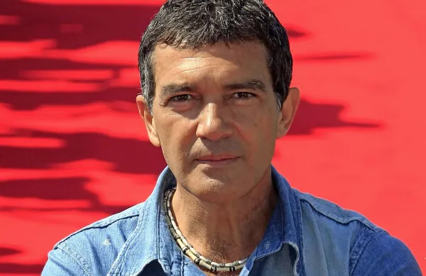 Antonio Banderas je na pogovornem televizijskem šovu 
Loose Women dejal, da študij modnega oblikovanja na 
Central Saint Martin ne bo vplival na njegovo igralsko in 
režisersko kariero.