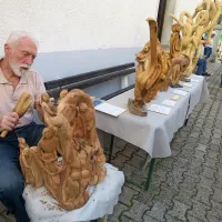 Marjan Vodnik iz Domžal s svojimi rezbarijami z vso spoštljivostjo do lesa (letos večinoma dobljenega v gozdovih, 
poškodovanih po žledolomu)  pripoveduje  življenjske zgodbe. 
