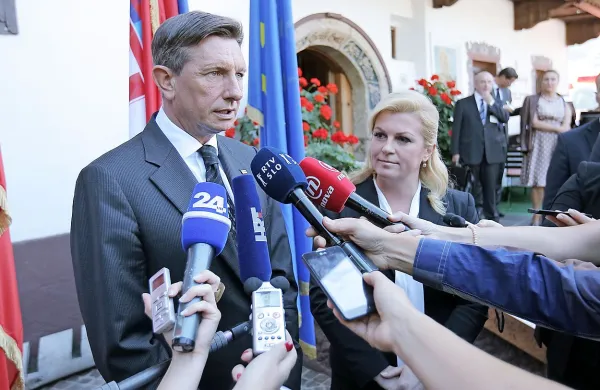 Slovenija in Hrvaška kljub razhajanjem glede arbitražnega 
postopka o meji med državama ostajata prijateljski državi, 
sta danes po srečanju v avstrijskem Alpbachu poudarila 
predsednik republike Borut Pahor in njegova hrvaška kolegica Kolinda Grabar-Kitarović.