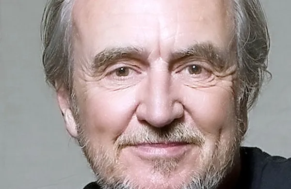 V nedeljo je za rakom na možganih na domu v Los Angelesu 
umrl priznani 76-letni režiser grozljivk Wes Craven, ki podpisuje klasike kot sta Mora na Ulici brestov in Krik.