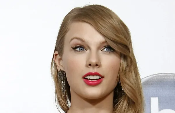 Ameriška zvezdnica Taylor Swift je absolutna zmagovalka 
letošnjih MTV video nagrad, saj je nagrade pobrala v štirih od 
desetih kategorij, v katerih je bila nominirana.