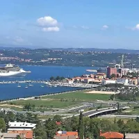 Letos so v Koper prihajale nekoliko manjše ladje, kar je 
predvsem odraz lanske prepovedi vplutja največjih potniških 
ladij v Benetke.
