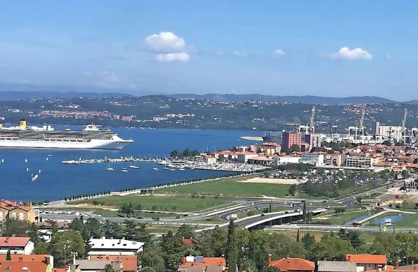 Koprski adut so potni&scaron;ke ladje